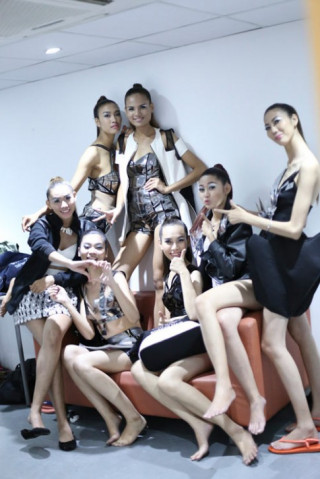 Đột nhập hậu trường chụp ảnh của top 16 VNTM 2014