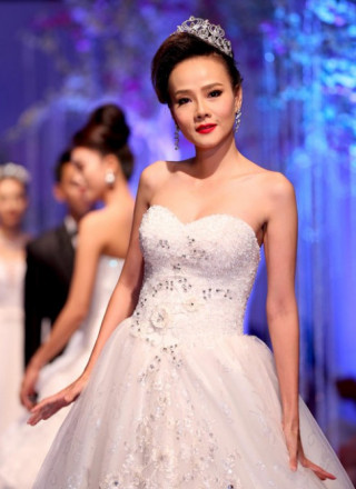 Dương Yến Ngọc hai con vẫn làm cô dâu lộng lẫy