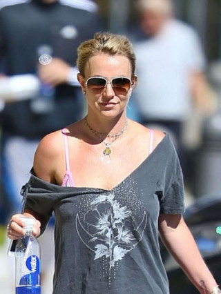 Eva “soi” 15/10: Britney quần áo xộc xệch ra phố