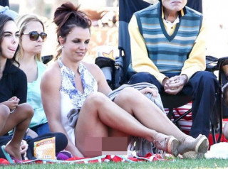 Eva “soi” 8/4: Britney “hớ hênh” ngồi xem đá bóng