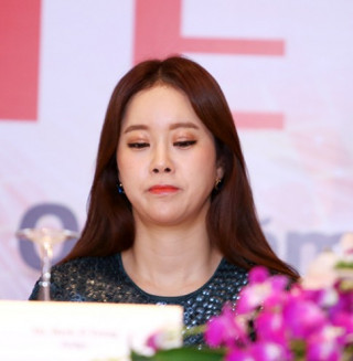 Fan Hà Nội sốc vì Baek Ji Young lệch cằm