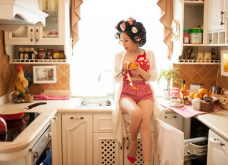 “Gái hai con” 39 tuổi nóng bỏng trong nhà bếp