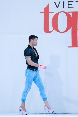 Giám khảo Next Top đi giày 20cm trổ tài catwalk