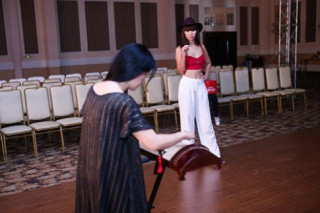 Hà Anh mang đàn tranh lên sàn catwalk