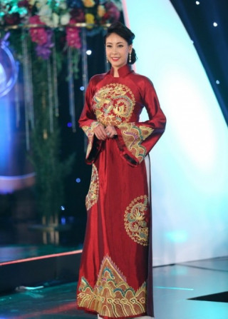 Hà Kiều Anh mặc áo dài mỏng tang gợi cảm