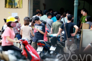 Hà Nội: Mua hàng hiệu giá rẻ phải xếp hàng