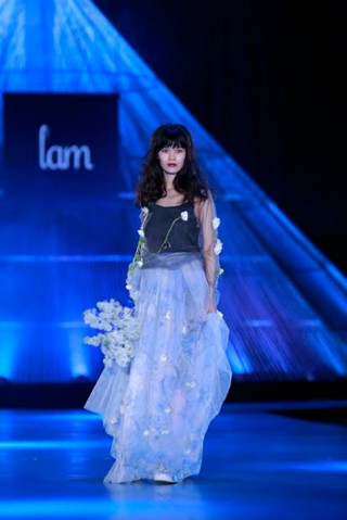 Hai “người đàn bà điên” trên sàn catwalk Việt