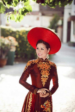 HH Bùi Thị Hà quý phái với áo dài