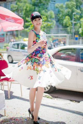 HH Ngọc Hân diện váy xòe xinh như tiểu thư