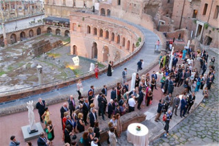 Hoa hậu Thùy Dung mặc áo dài cúp ngực ở Rome