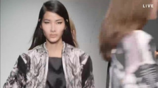 Hoàng Thùy lạnh lùng catwalk trên sàn diễn London