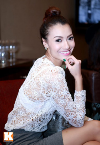 Hồng Quế khoe nội y táo bạo
