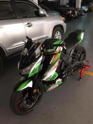 Kawasaki Z1000 độ ngầu hơn trong bộ cánh tem đấu