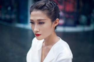 Kha Mỹ Vân nữ tính bất ngờ nhờ sắc trắng