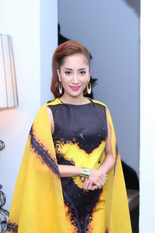 Khánh Thi rập rờn cùng “cánh bướm quyền lực”