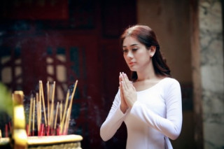 Lâm Chí Khanh nền nã sau màn khoe ngực lộ liễu
