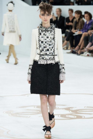 Lãng du trong quyền lực với BST Chanel cao cấp