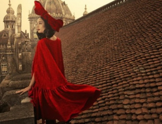 Lê Thúy bất ngờ “trèo” lên nóc nhà thờ chụp ảnh