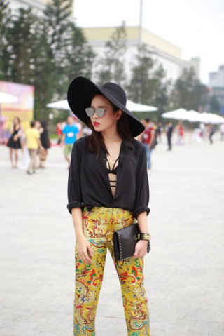 Lưu Hương Giang gây chú ý với sơ mi buông cúc lộ nội y