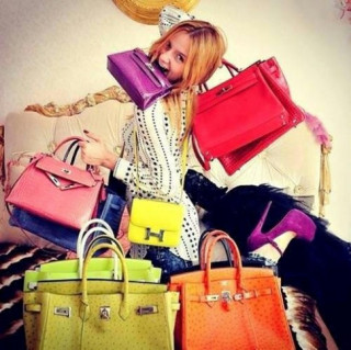 Ma lực từ túi xách đơn sắc