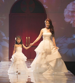 Mẹ con Trương Ngọc Ánh tỏa sáng trên sàn catwalk