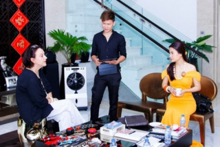 Minh Hà may đồ cho Trương Ngọc Ánh tại gia