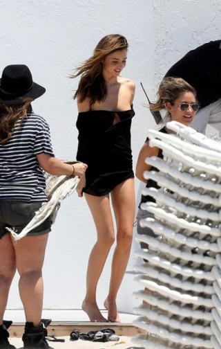 Miranda Kerr bất ngờ bị tụt váy lộ vòng 1