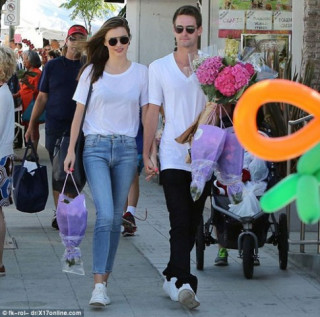 Miranda Kerr cặp kè với “phi công trẻ” đẹp trai