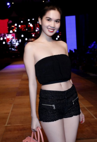 Ngọc Trinh trắng muốt tự tin lướt sàn catwalk