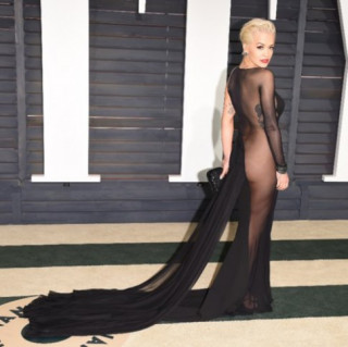 Những bộ cánh gợi cảm lùm xùm tại Oscar 2015