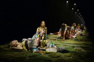 Những sàn catwalk siêu thực “đỉnh” nhất tại mùa mốt 2015