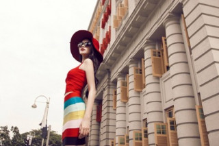 Phan Như Thảo khoe dáng trên phố Singapore