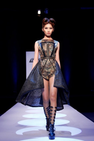 Project Runway: Chàng phụ hồ tiếp tục chiến thắng ngoạn mục