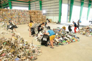 Project Runway ‘thổi hồn’ vào rác thải
