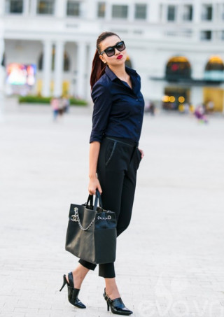 Siêu mẫu Thanh Hằng diện “cây đen” cực chất