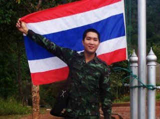 Sốc: anh lính Thái chuyển giới thành hot girl