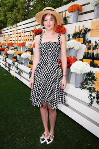 Streetstyle “ngọt lịm” của mỹ nữ 50 sắc thái Dakota Johnson
