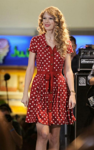Taylor Swift mê đắm họa tiết chấm bi