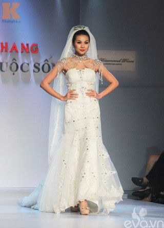 Thanh Hằng mặc váy cưới gợi cảm