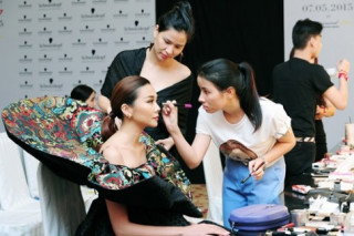 Thanh Hằng tỏa sáng trên sàn diễn với váy ‘hoành tráng’