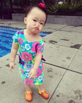 Thời trang “tắc kè hoa” của con gái Linh Nga