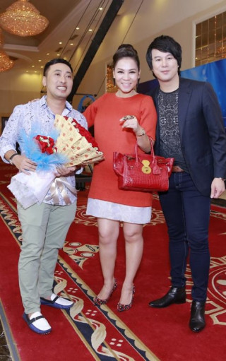 Thu Minh đeo túi da cá sấu gần nửa tỷ đi chấm thi