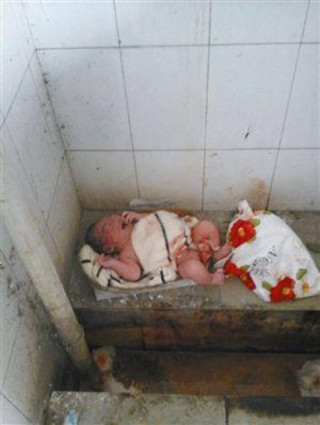 TQ: Xót xa bé sơ sinh bị bỏ trong nhà vệ sinh