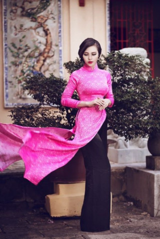 Trà Giang gợi cảm với áo dài truyền thống