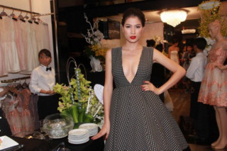 Trang Trần hút hồn với váy xẻ ngực sâu