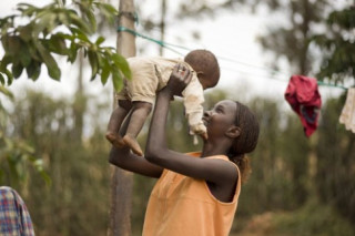 “Tròn mắt” học mẹ Kenya nuôi con