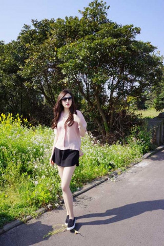 Tú Anh khoe gu thời trang thanh lịch trên đất Hàn
