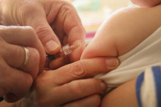 Úc: Cắt giảm tiền trợ cấp nếu không cho con tiêm vắc-xin