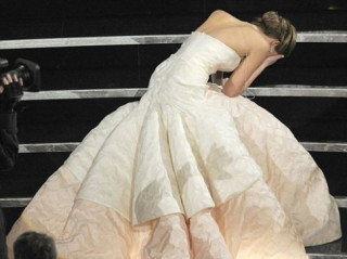 Váy Dior của Jennifer Lawrence bị dân mạng chế giễu