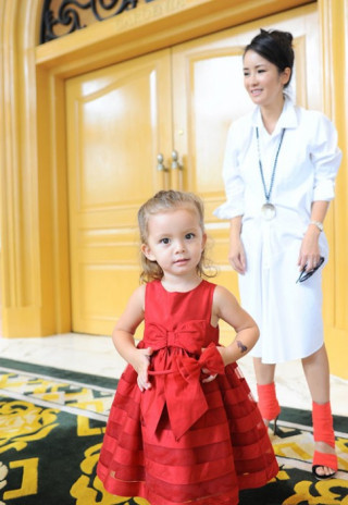 Váy xinh “ngắm mãi không chán” của con gái Hồng Nhung